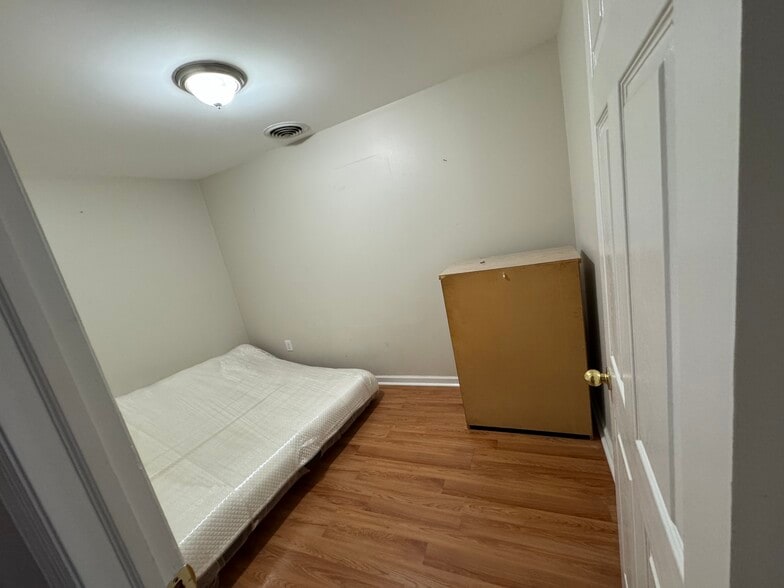 Building Photo - 70 Chadwick St