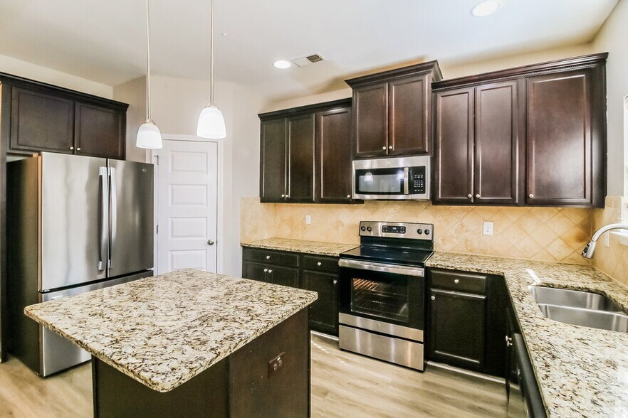 Building Photo - 6840 Diamond Dr