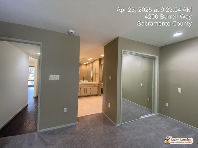 Building Photo - Sprawling Ranch with Open Floorplan & Exce...