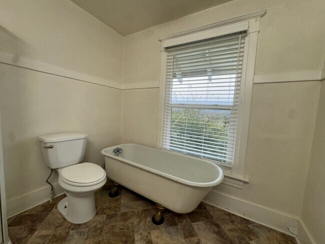 Building Photo - Charming 4 bedroom home