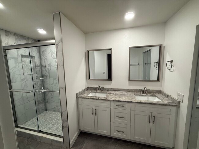 Building Photo - 11827 Hickorynut Dr