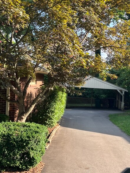 Building Photo - 619 Crieve Rd