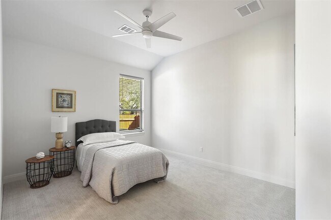 Building Photo - 299 Peakside Cir