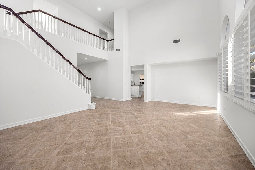 Building Photo - 2556 Pearblossom St