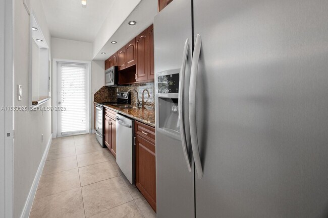 Building Photo - 940 Sevilla Ave