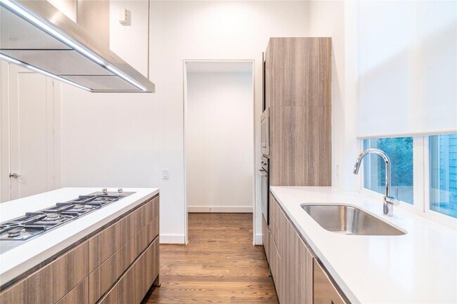 Building Photo - 5869 E Post Oak Ln