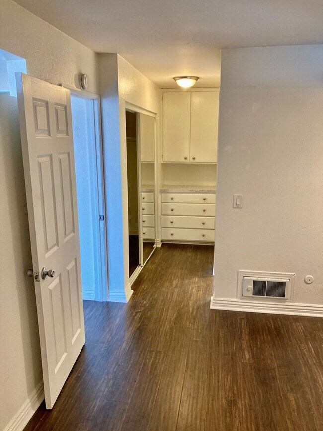 Building Photo - 1 Bedroom Just Blocks From the Ocean