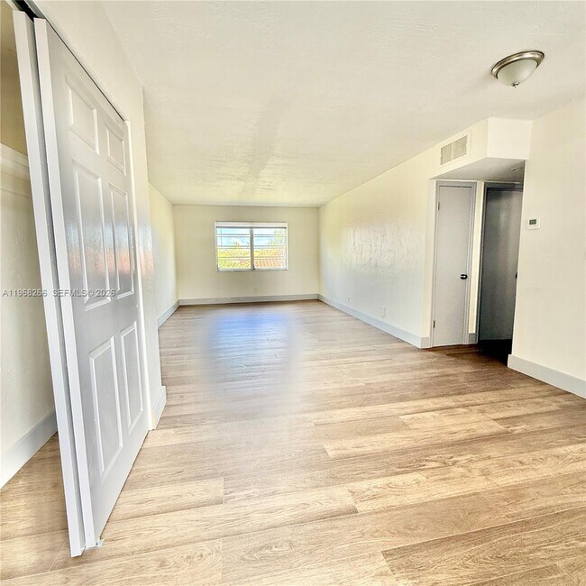 Building Photo - 1715 N 16th Ave