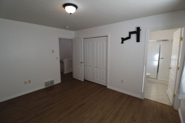 Building Photo - 3922 E Siskin Ln