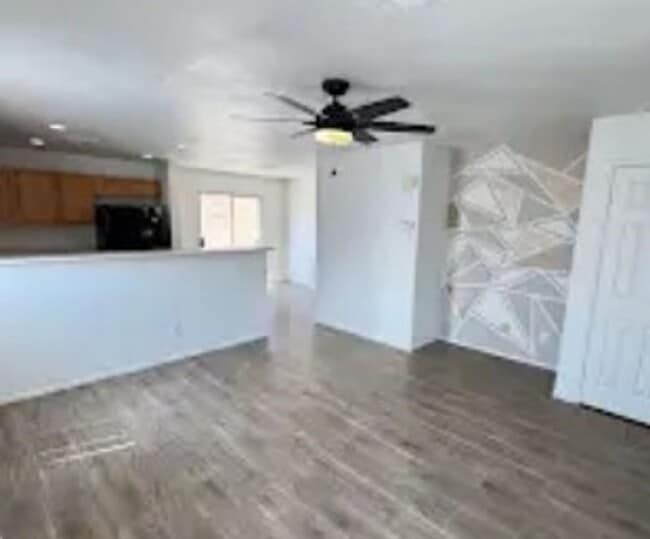 Building Photo - Beautiful 2 bedroom townhouse with garage