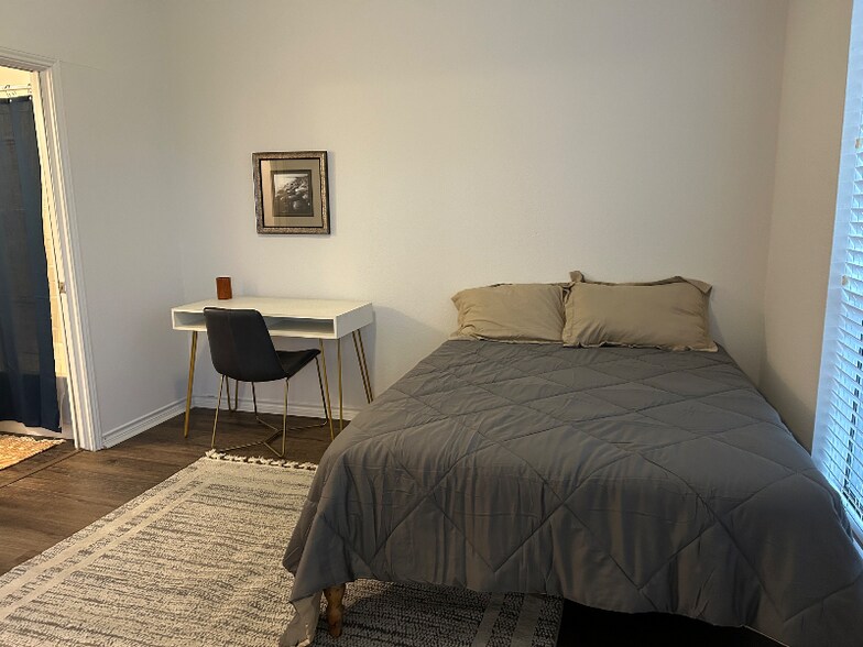 Building Photo - 3001 Cedar St