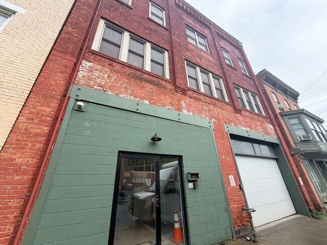 Building Photo - 1425 5th Ave