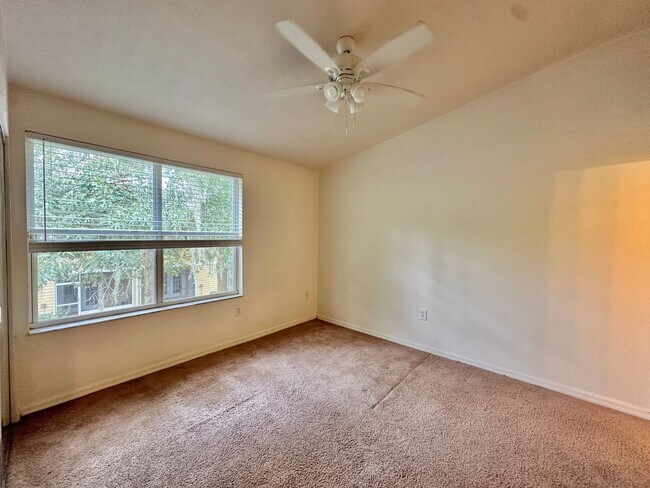 Building Photo - Spacious 2 Bed / 2.5 Bath Townhome in Vict...