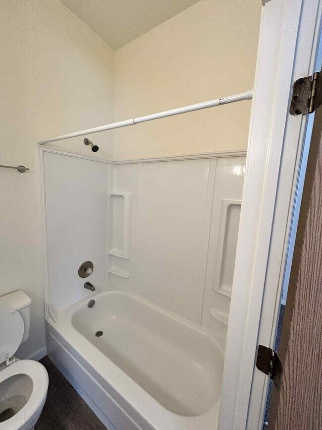 Building Photo - Perfect 1 bedroom 1 bath 6th & Hays Downto...