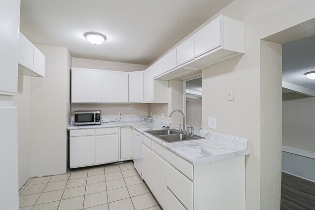 Building Photo - 3009 S Glenn Ave