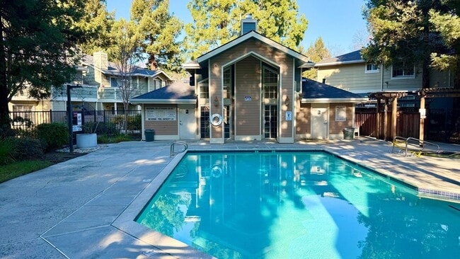 Building Photo - Remodeled 1 Bed 1 Bath Condo. Stainless Steel Appliances. Pool and Hot Tub