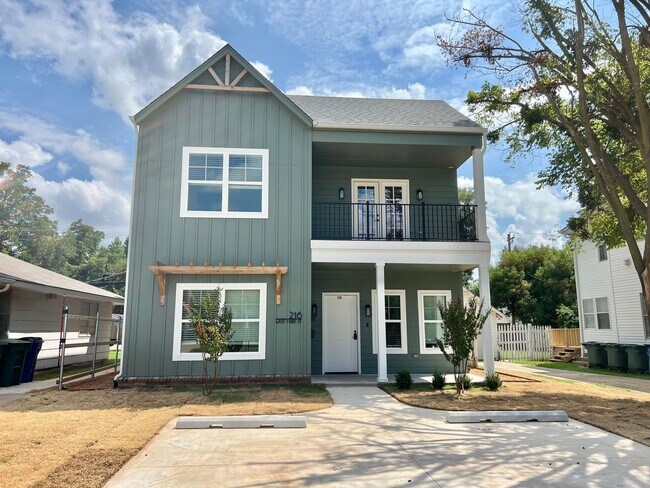 Building Photo - 216 E Hurd St