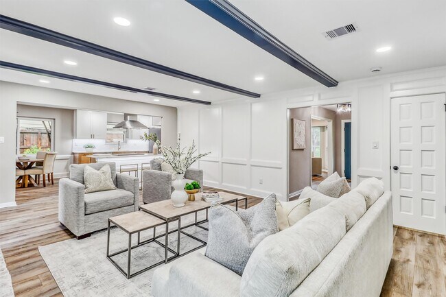 Building Photo - 402 Bauxhall Ct