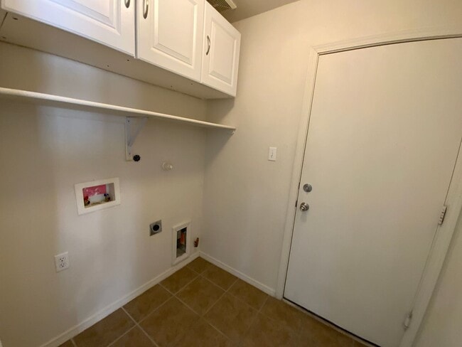 Building Photo - 4 Bedroom Single Story Home Available Near Unser Blvd NE & King Blvd NE in Rio Rancho!