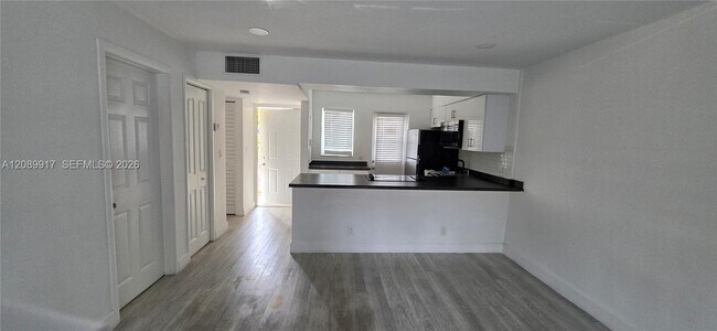 Building Photo - 20201 NE 29th Ct