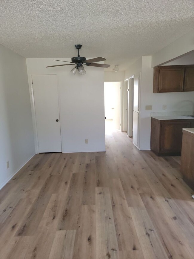 Building Photo - Spacious 2 bedroom Penthouse with new wood...