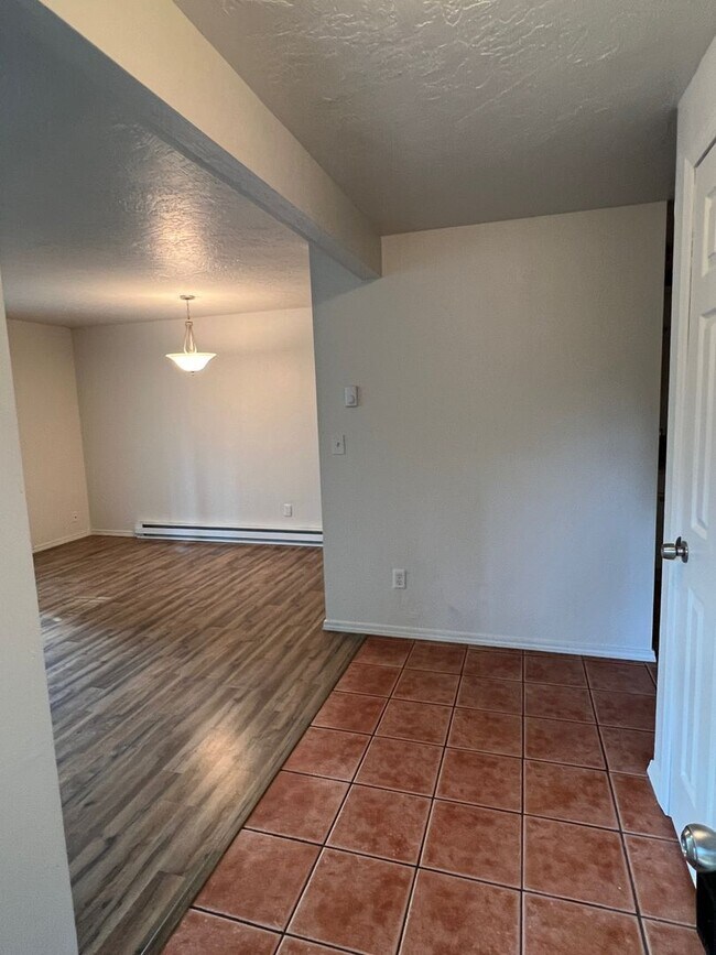 Building Photo - 2 Bedroom Condo in Lake Oswego