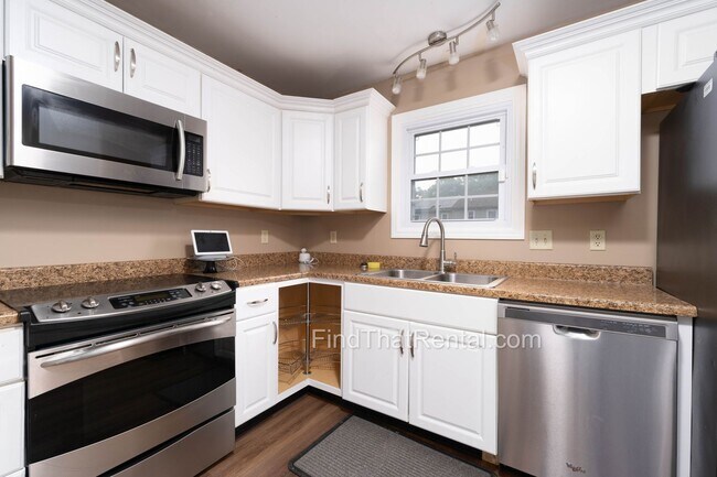 Building Photo - Freshly Painted, Pet-Friendly, Off-Street Parking, Walk to Carlisle HS!