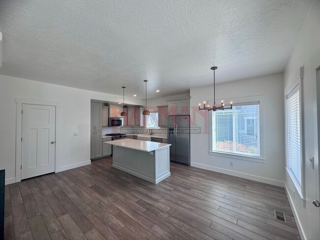 Building Photo - 1008 E 120 S