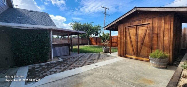 Building Photo - Beautiful & Unique 3 Bed 2 Bath Home w/Cus...