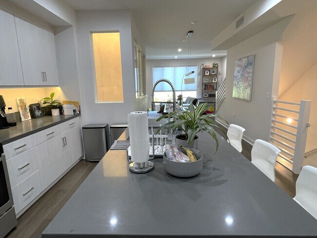 Building Photo - 14107 W Monroe Pl