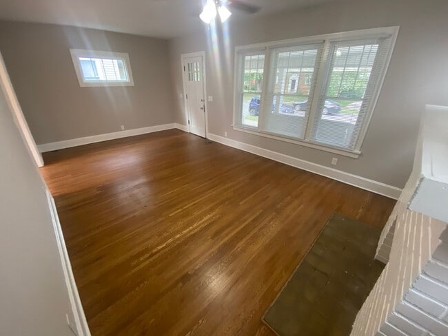 Building Photo - 4 Bedroom- Grandview
