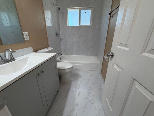 Building Photo - Updated 2 bedroom duplex near hospital