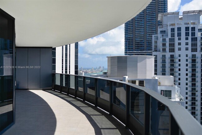 Building Photo - 1000 Brickell Plz