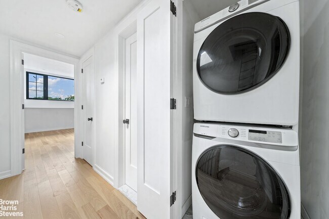 Building Photo - Renovated Sun-filled Duplex in BedStuy