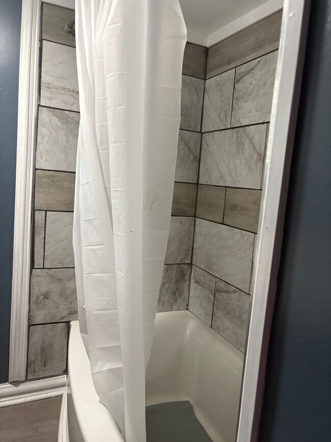 Building Photo - 3 Bedroom/1 bath House includes wi-fi, lawncare and security alarm