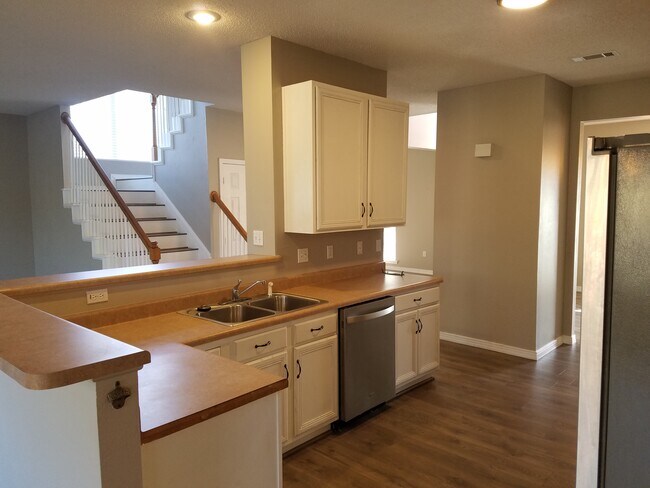 Building Photo - 852 Terrace Ct