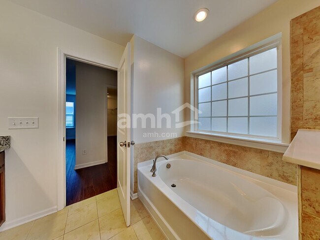 Building Photo - 614 Redbud Ln