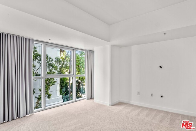 Building Photo - 13700 Marina Pointe Dr