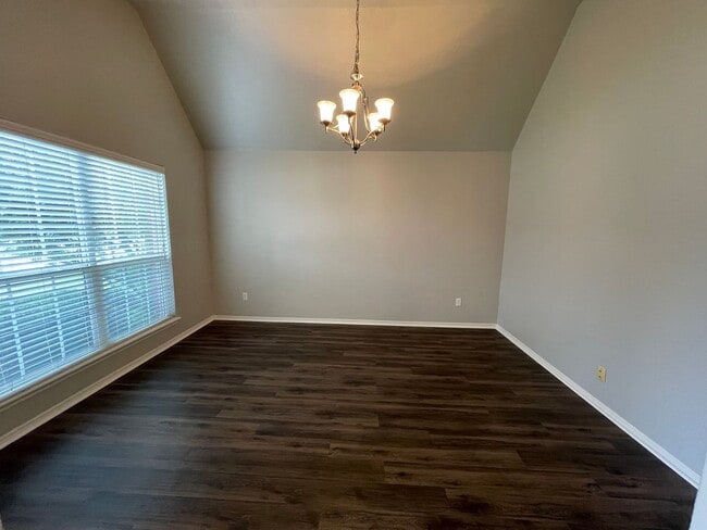 Building Photo - JENKS SCHOOLS - 3 bed with study and formal dining!!