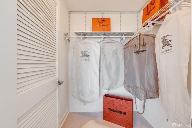 Building Photo - 260 King St