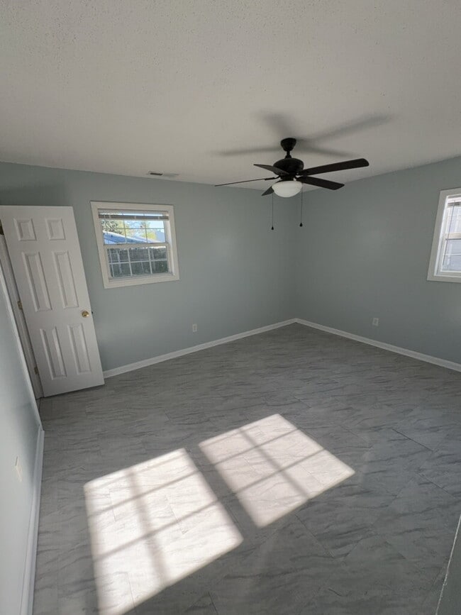 Building Photo - 304 Royal Dr
