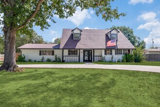 Building Photo - Recently Renovated Home!