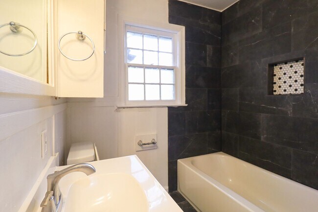 Building Photo - Midtown 2 Bedroom Gem! Available for move in immediately!