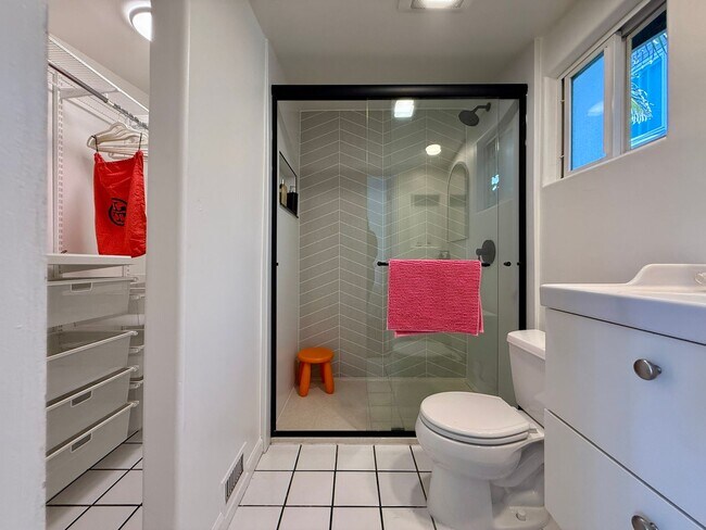 Building Photo - Gorgeous Fully Furnished Ocean Beach Retreat + FLEXIBLE STAY. Double Car Garage.  Walk to BEACH