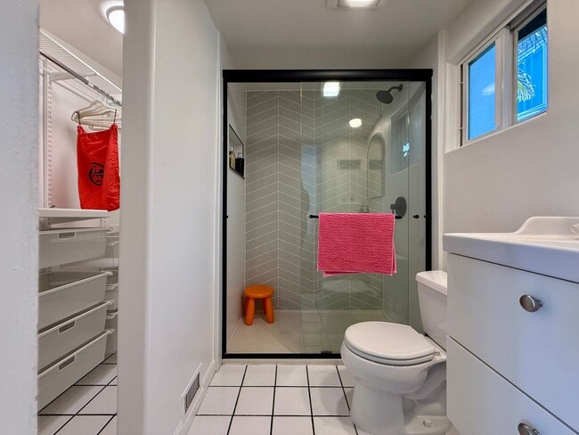 Building Photo - Gorgeous Fully Furnished Ocean Beach Retreat + FLEXIBLE STAY