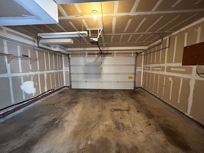 Building Photo - 3 Bedroom Beaverton Home with A/C!