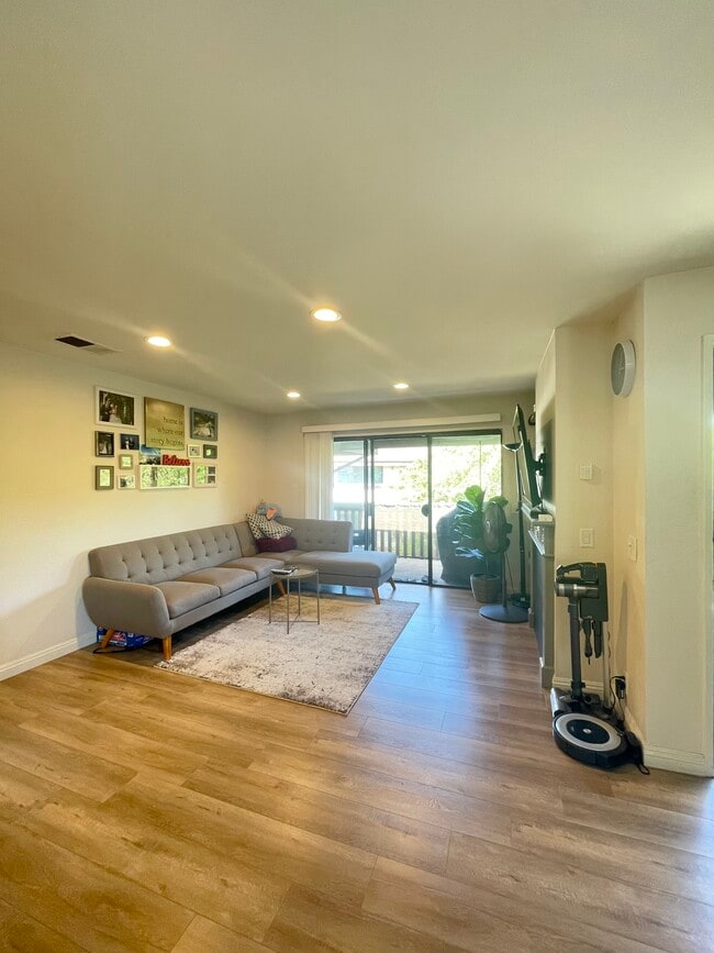 Building Photo - 13100 Creek View Dr