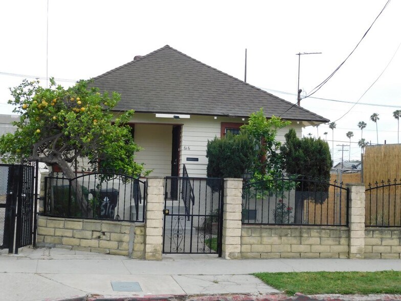 Building Photo - 616 W 58th St