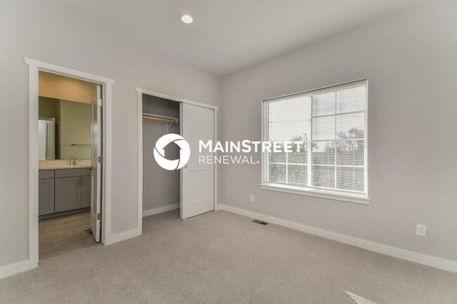 Building Photo - 4 Bedroom Pet-Friendly Home in Colorado Sp...