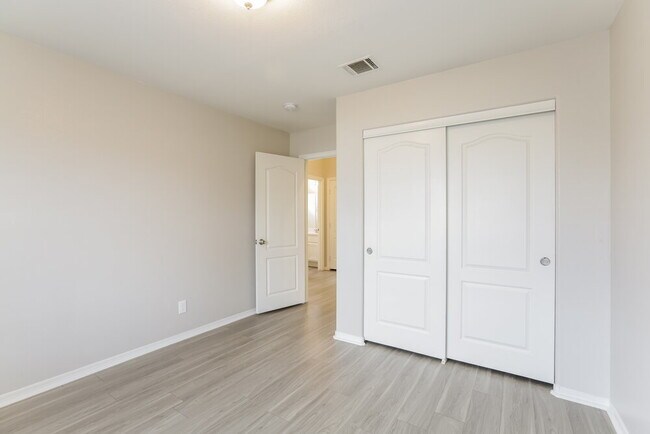 Building Photo - 541 Vantage Ave